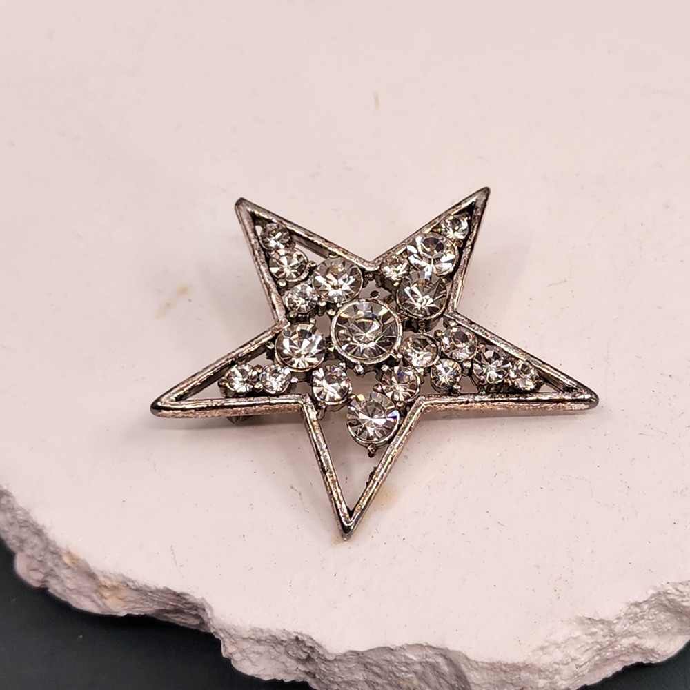 Liz Claiborne Silver Tone Rhinestone Star Brooch Pin Clear Crystal Cluster VTG